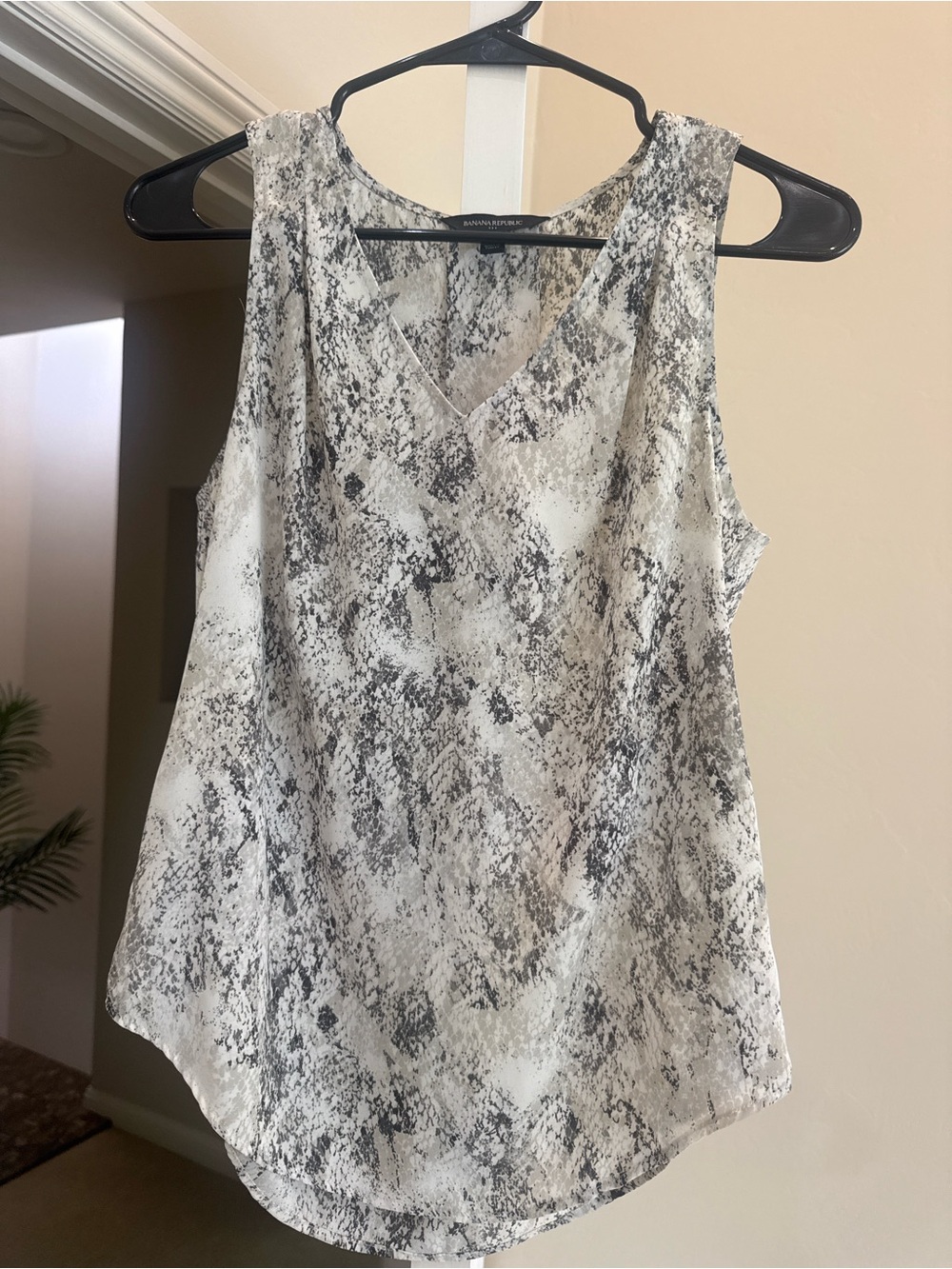 Banana Republic Sleeveless V-Neck Snake Print Tank - White, Gray, Black